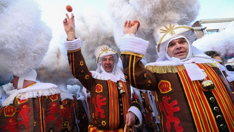 Préparatifs du costume, huîtres et champagne : comment se passe la journée d'un gille de Binche ? (vidéo)