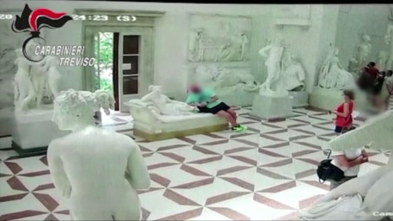 Un touriste casse-pieds filmé abîmant une statue dans un musée en Italie