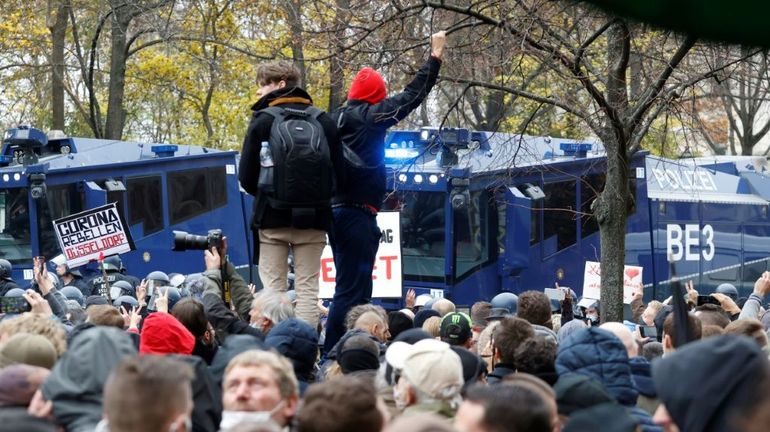 Coronavirus en Allemagne : à Berlin, la police disperse au canon à eau une manifestation anti-masques