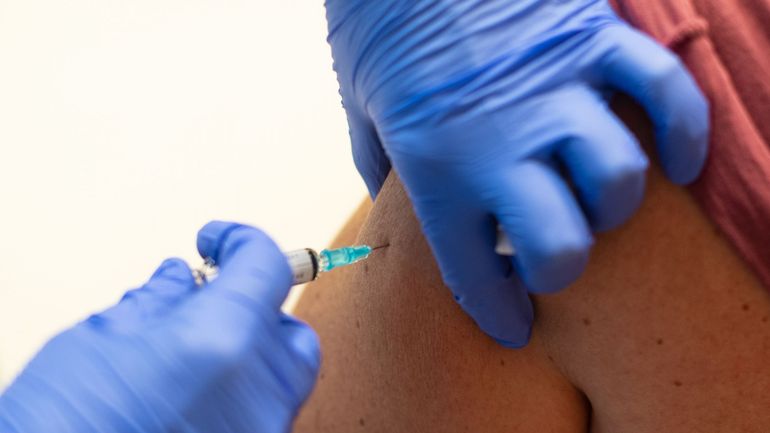 Covid-19 : un vaccin pas disponible en Belgique avant l'an prochain