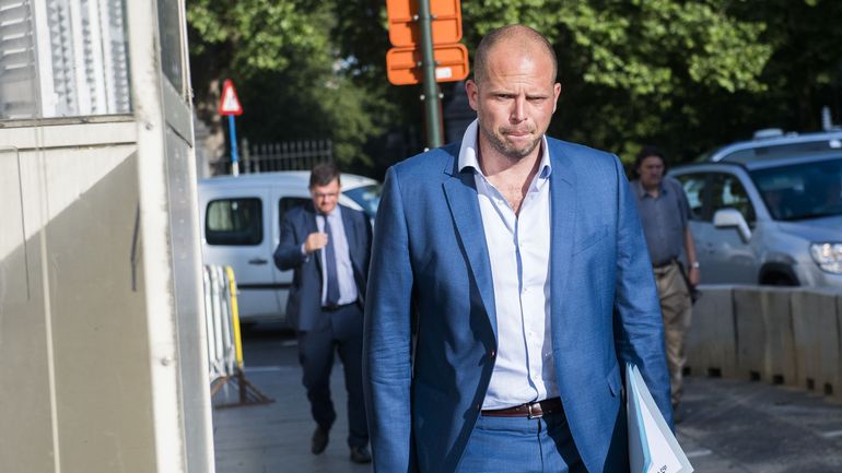 Deuxième famille enfermée à Steenokkerzeel: "J'applique la loi", dit Theo Francken