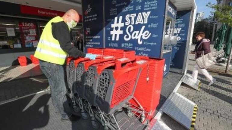 Carrefour installe une unité mobile de désinfection pour ses clients sur la place Jourdan