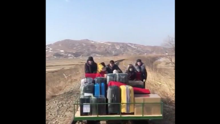 Faute de trains, des diplomates russes quittent la Corée du Nord en poussant un chariot ferroviaire