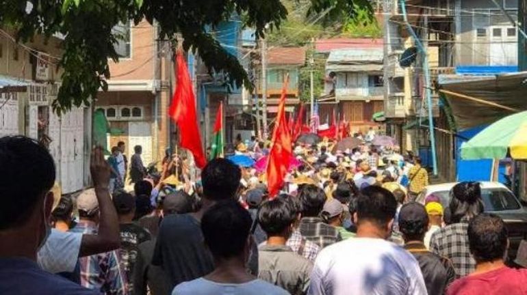 Au moins cinq morts lors d'affrontements en Birmanie, selon une milice anti-junte
