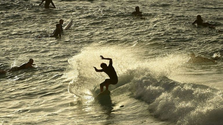 Coronavirus en Australie: Bondi Beach rouvre à Sydney, les surfeurs écument les vagues