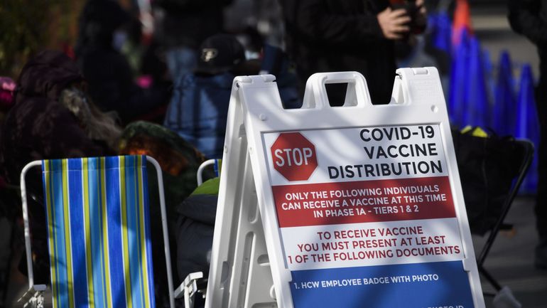 Des militants anti-vaccin provoquent la fermeture d'un centre de vaccination à Los Angeles