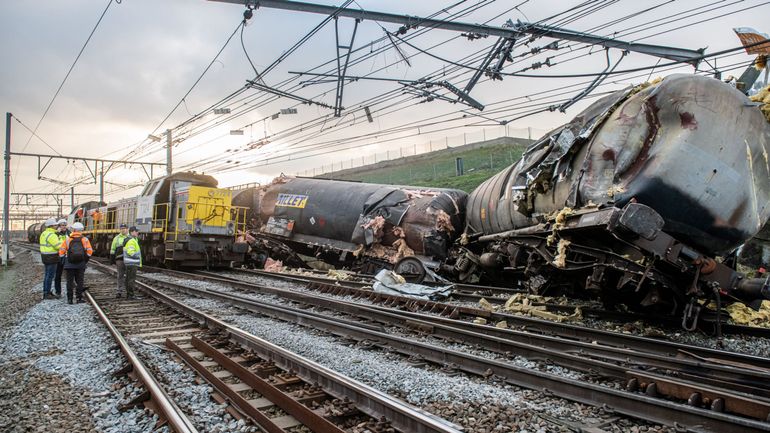 Spectaculaire collision entre un train de marchandises et une locomotive dans le port d'Anvers