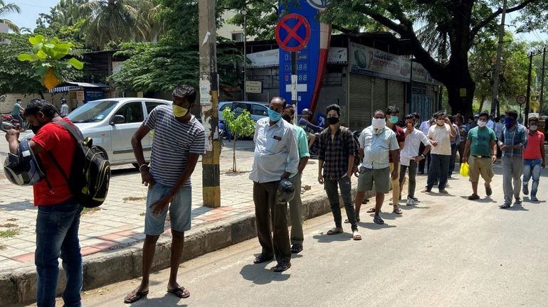 Inde : bousculade à la réouverture des magasins d'alcool