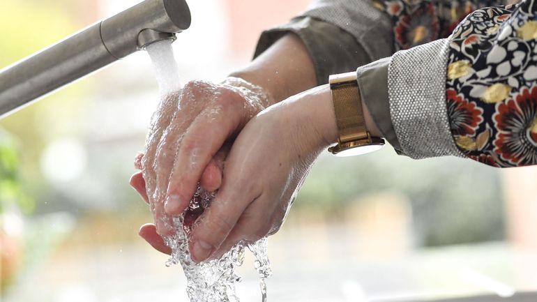 Des mains qui souffrent d'être trop lavées à cause du coronavirus ? Voici quelques conseils
