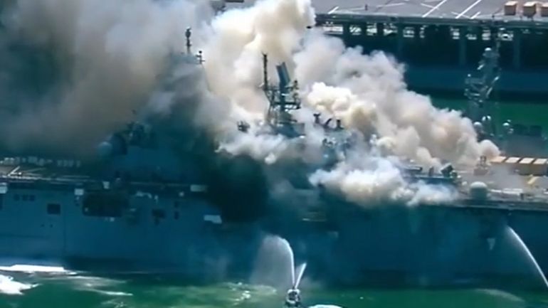 Spectaculaire incendie à bord d'un navire militaire en Californie, 17 blessés