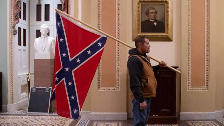 Insurrection à Washington : l'homme au drapeau confédéré interpellé, enquête contre la montée de l'extrémisme dans l'armée