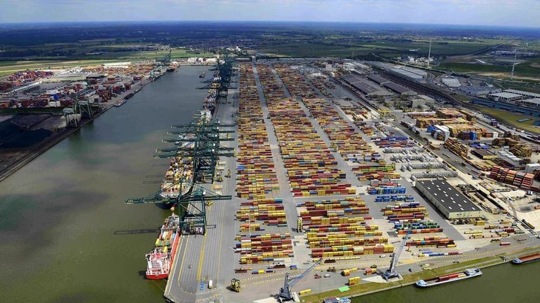 Un bracelet intelligent renseignant la distance sociale en test dans le port d'Anvers