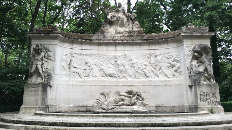 "L'héroïsme militaire belge anéantit l'Arabe esclavagiste" : le Monument du Congo au Cinquantenaire doublement polémique