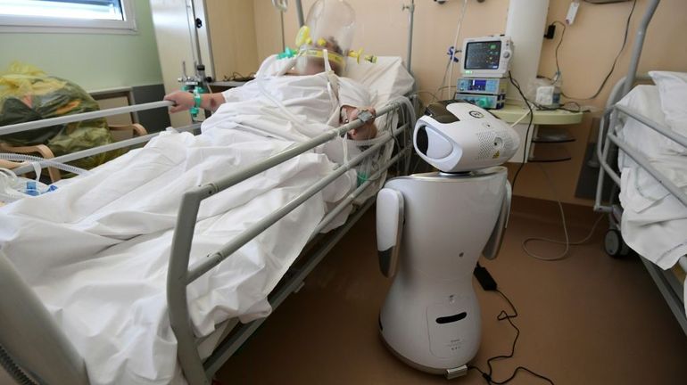 Virus : en Italie, des robots au chevet des malades& et des soignants