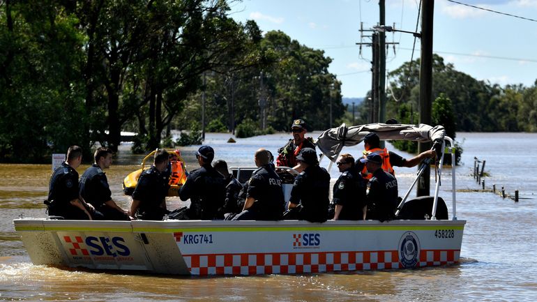 Un mort et plus de 20.000 déplacés par les crues en Australie