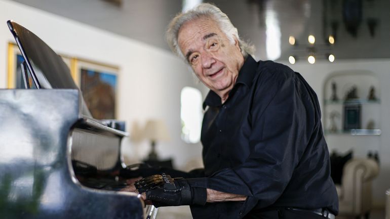 Des gants bioniques permettent à un célèbre pianiste brésilien de rejouer à 79 ans