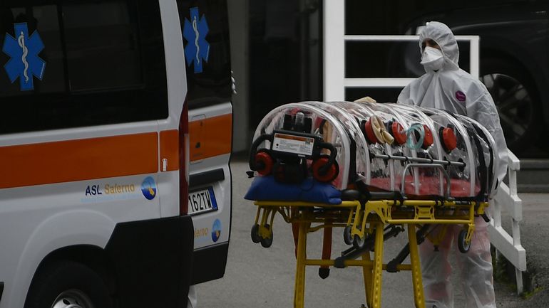 Le sud de l'Italie submergé par le Covid : un patient meurt dans les toilettes des urgences à Naples
