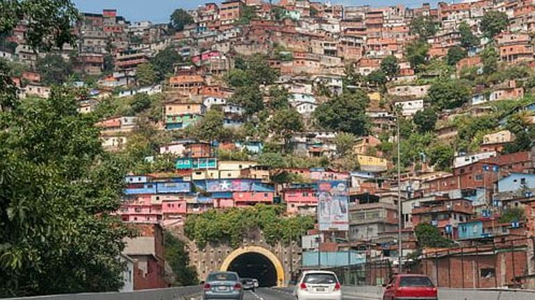 Coronavirus: un maire vénézuelien marquait les maisons de malades du Covid-19