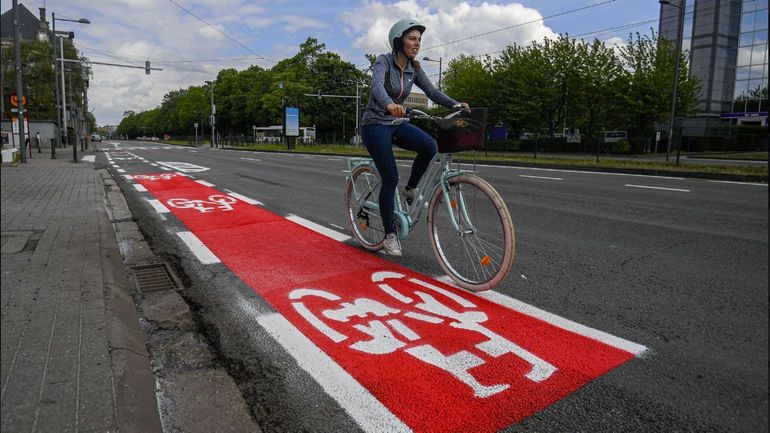 Des automobilistes citent la Région bruxelloise en justice pour supprimer certaines pistes cyclables