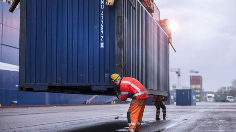 Huit migrants sauvés d'un conteneur à Zeebrugge