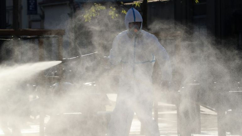 Coronavirus : pulvériser du désinfectant dans les rues est dangereux et pas efficace, selon l'OMS