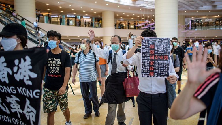 Hong Kong : des milliers de manifestants entonnent un chant de protestation