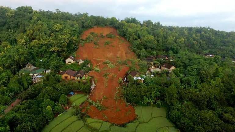 Indonésie : 20 personnes portées disparues dans des coulées de boue à l'est de Java