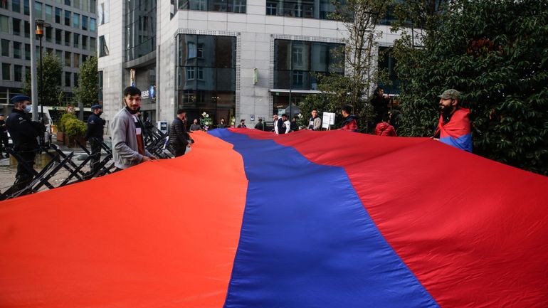 Bruxelles : des centaines de manifestants dénoncent les attaques par l'Azerbaïdjan