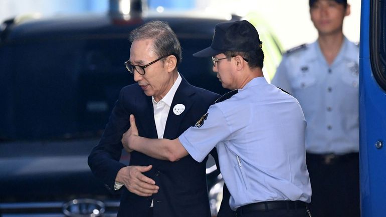 Corée du Sud : l'ex-président Lee définitivement condamné à 17 ans de prison