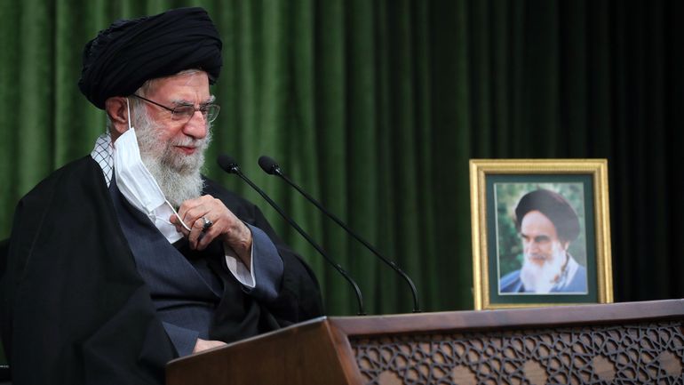 Iran : Twitter supprime un message de Khamenei sur des vaccins occidentaux