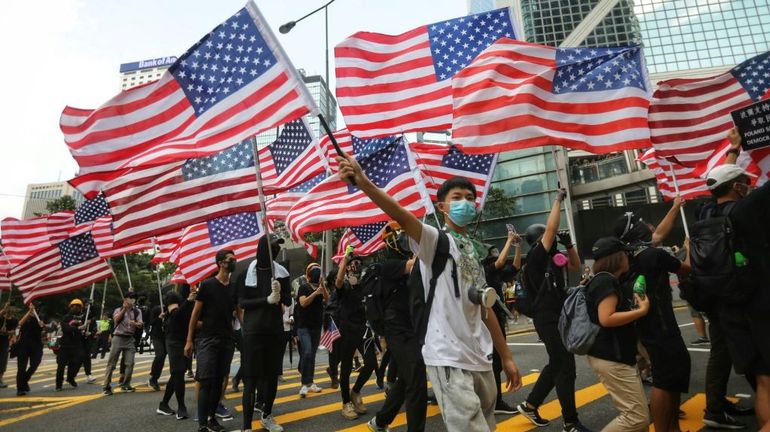 Hong Kong : grosse manifestation devant le consulat américain, Joshua Wong à nouveau arrêté