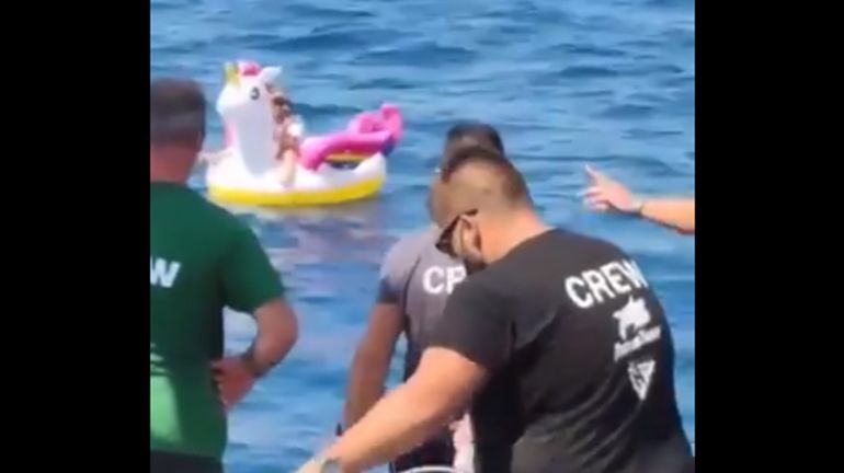 Grèce: une petite fille à la dérive sur sa bouée licorne sauvée par un ferry