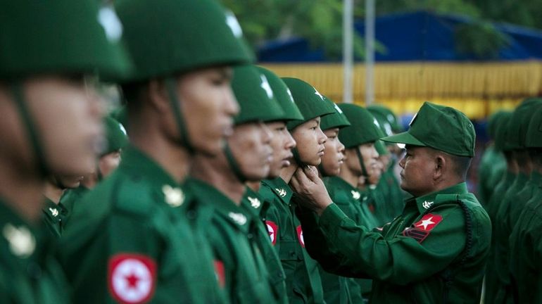 Birmanie: l'armée assure qu'elle respectera la constitution, le spectre du coup d'Etat s'éloigne