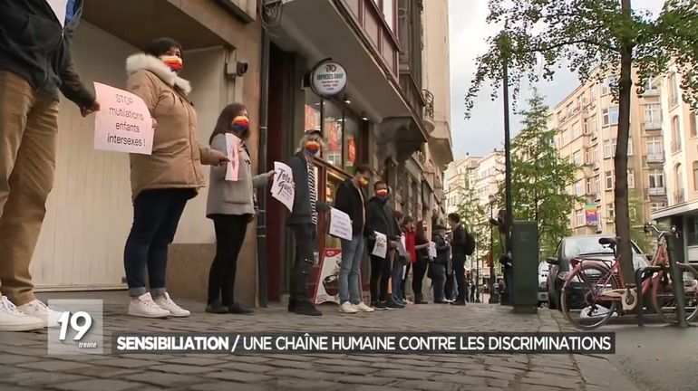 Une chaîne humaine réclame un centre de santé LGBTQI+ à Bruxelles