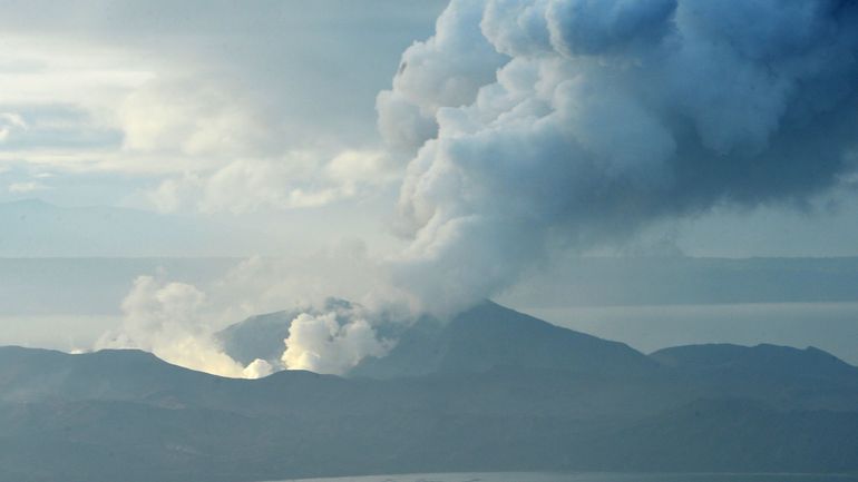 Philippines : les signes d'activité du volcan Taal se multiplient