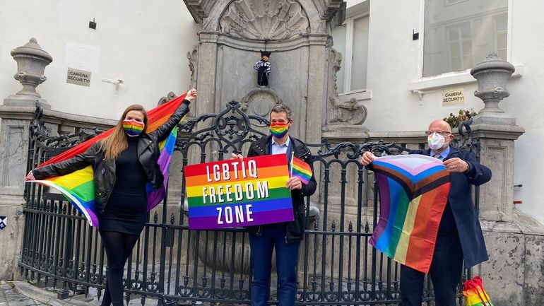 Le Manneken-Pis habillé de sa tenue de Pride en soutien à la campagne #LGBTIQFreedomZone