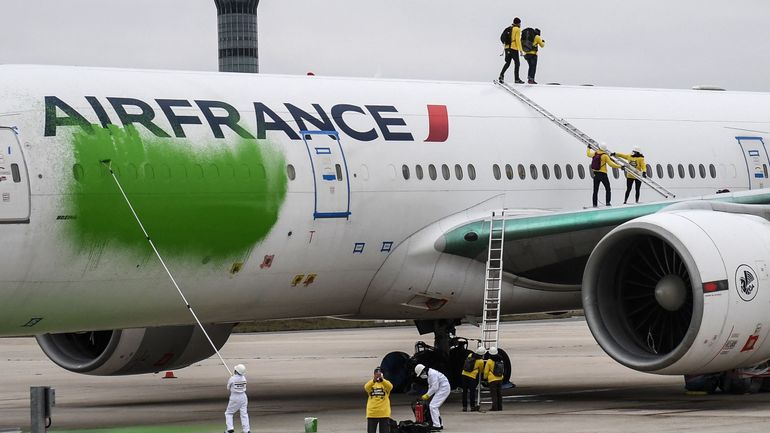 France : des activistes de Greenpeace convoqués au tribunal après avoir repeint un avion en vert à Roissy CDG