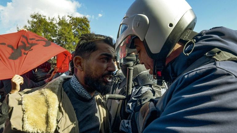 Tensions en Tunisie : des centaines de personnes manifestent près d'un Parlement barricadé