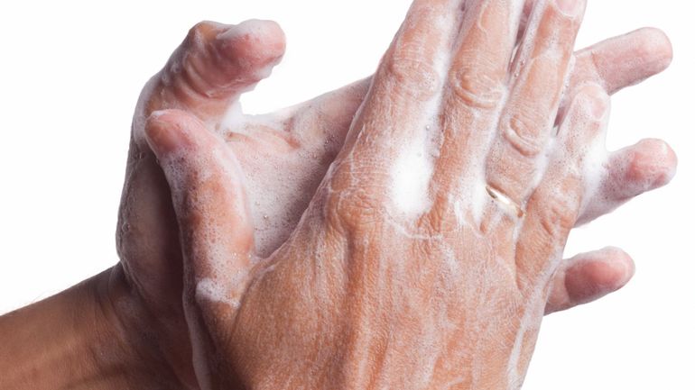 Qui du savon ou du gel hydroalcoolique est le plus efficace ?