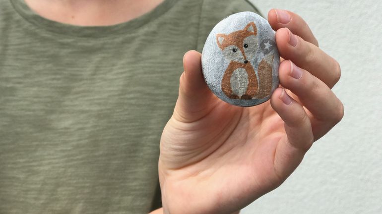 Petits et grands Poucets font la chasse aux pierres colorées