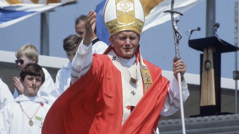 Dissimulation d'affaires pédophiles: plainte contre un cardinal proche de Jean Paul II