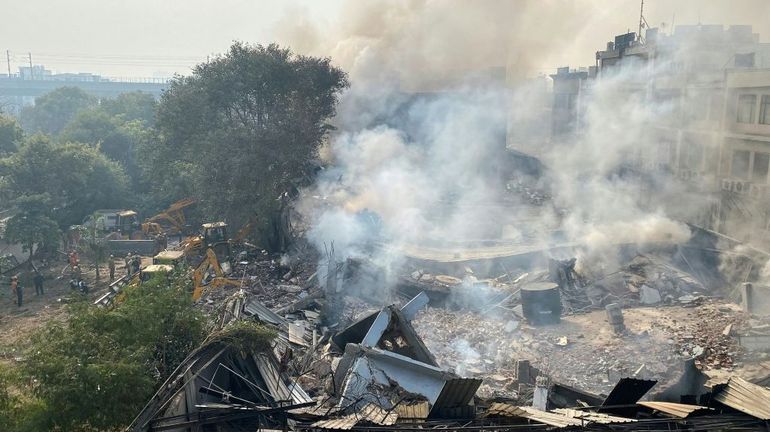 Inde: une usine de New Delhi en flammes s'effondre sur des pompiers, douze blessés