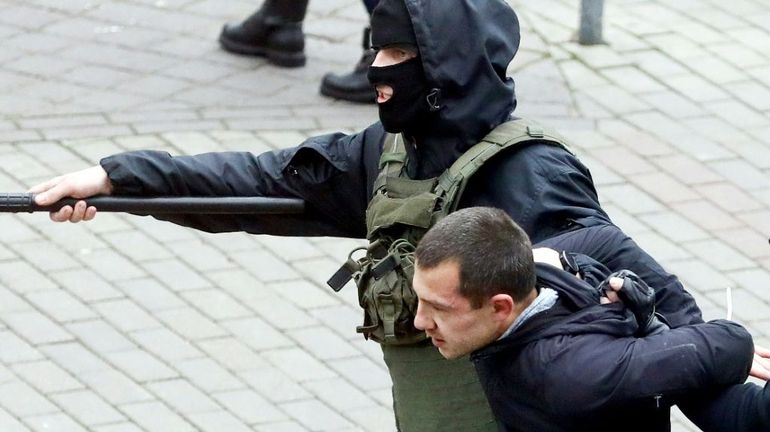 Bélarus: près de 400 arrestations durant les manifestations d'opposition