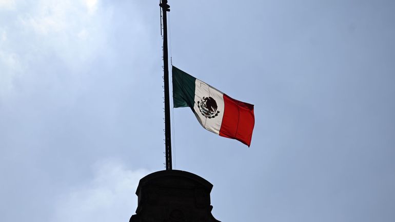 Les cadavres de douze personnes retrouvés dans deux véhicules au Mexique