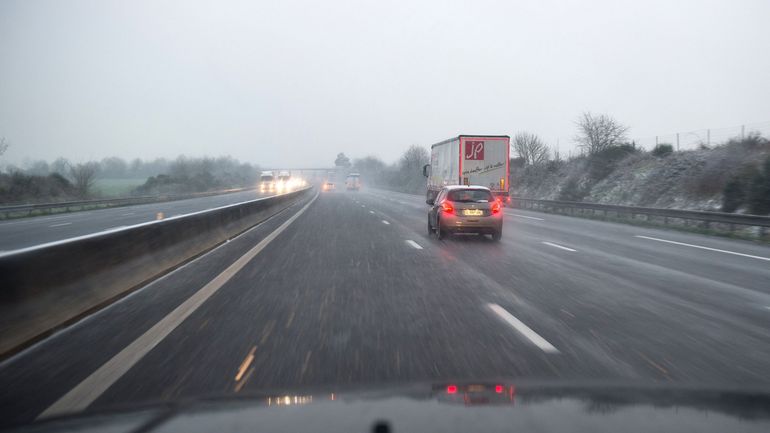 Intempéries : des tonnes de sel déversées sur les routes en raison des chutes de neige