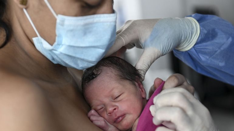 Coronavirus : les bienfaits de l'allaitement l'emportent sur la transmission selon l'OMS