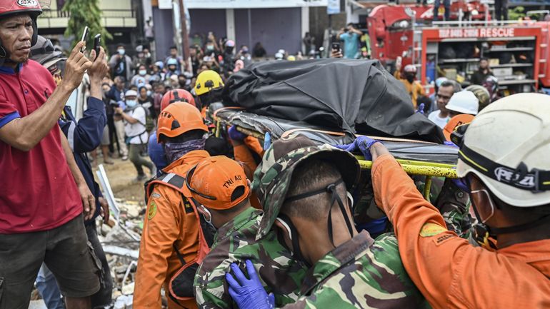 Indonésie : les sauveteurs retrouvent une dizaine de survivants du séisme de Célèbes, dans les décombres