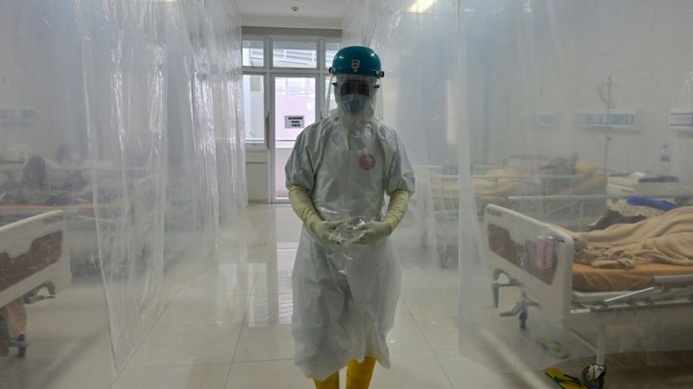 Coronavirus dans le monde : 4 millions de cas au Brésil, début d'une enquête sur la gestion mondiale de la pandémie