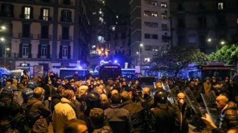 Manifestations contre le couvre-feu à Naples: deux arrestations