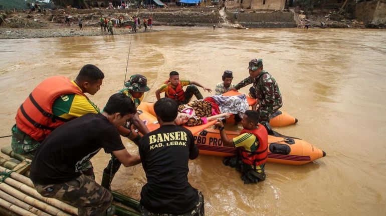 Inondations en Indonésie: 60 morts au moins, des vivres sont largués par hélicoptère